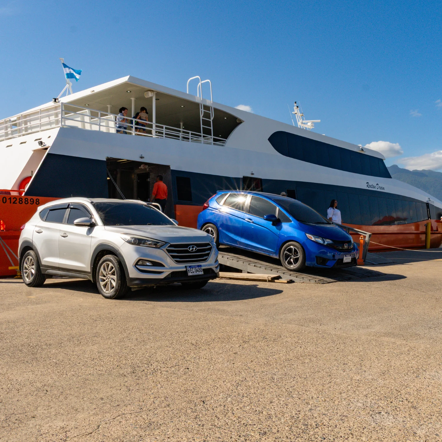 Vehículos y pasajeros abordando el ferry Roatán Dream